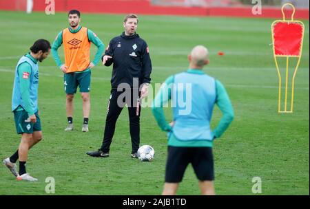 Palma de Mallorca, Spanien. 03 Jan, 2020. Fußball: Bundesliga, Trainingslager SV Werder Bremen auf dem Trainingsplatz der RCD Mallorca. Florian Kohfeldt (2. von rechts), Trainer des SV Werder Bremen, ist auf dem Platz mit den Spielern. Credit: Clara Margais/dpa/Alamy leben Nachrichten Stockfoto