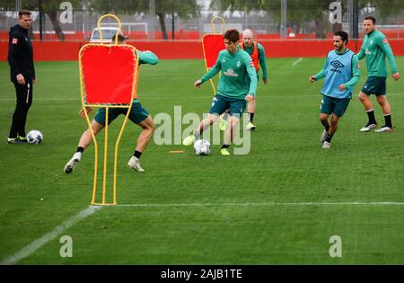 Palma de Mallorca, Spanien. 03 Jan, 2020. Fußball: Bundesliga, Trainingslager SV Werder Bremen auf dem Trainingsplatz der RCD Mallorca. Yuya Osako (M), Spieler des SV Werder Bremen, spielt den Ball. Credit: Clara Margais/dpa/Alamy leben Nachrichten Stockfoto