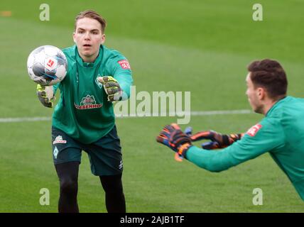 Palma de Mallorca, Spanien. 03 Jan, 2020. Fußball: Bundesliga, Trainingslager SV Werder Bremen auf dem Trainingsplatz der RCD Mallorca. Luca Plogmann (l), Torwart des SV Werder Bremen, Fänge eine Kugel. Credit: Clara Margais/dpa/Alamy leben Nachrichten Stockfoto