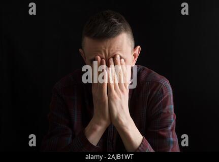 Ein Mann erlebt während einer Krise eine Depression. Stockfoto