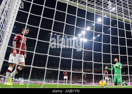 Mailand, Italien - 03. November 2019: Alessio Romagnoli (L) des AC Mailand und Gianluigi (R) Donnarumma von AC Mailand sieht niedergeschlagen nach einem Ziel von Ciro unbeweglich (nicht abgebildet) der SS Lazio während der Serie ein Fußballspiel zwischen AC Mailand und SS Lazio. SS Lazio gewann 2-1 über AC Mailand. Credit: Nicolò Campo/Alamy leben Nachrichten Stockfoto