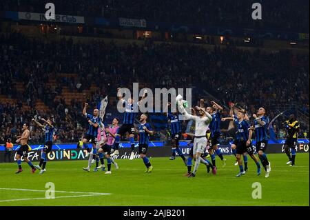 Mailand, Italien - 23 Oktober, 2019: Die Spieler des FC Internazionale feiern den Sieg am Ende der UEFA Champions League Fußball-Spiel zwischen dem FC Internazionale und Borussia Dortmund. FC Internazionale gewann 2-0 über Borussia Dortmund. Credit: Nicolò Campo/Alamy leben Nachrichten Stockfoto