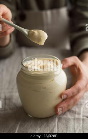 Mayonnaise in einem Glasbecher. Stockfoto