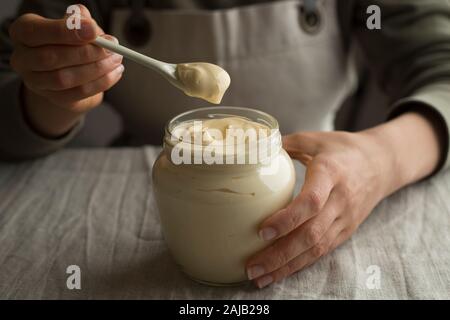 Mayonnaise in einem Glasbecher. Stockfoto