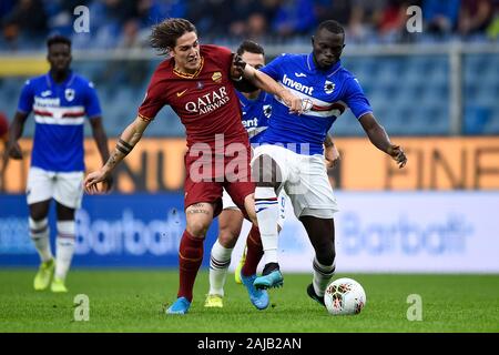 Genua, Italien, 20. Oktober, 2019: Nicolo Zaniolo der AS Roma konkurriert für die Kugel mit Omar Colley von UC Sampdoria in der Serie A Fußballspiel zwischen UC Sampdoria und AS Roma. Das Spiel endete mit einem 0:0 unentschieden. Credit: Nicolò Campo/Alamy leben Nachrichten Stockfoto