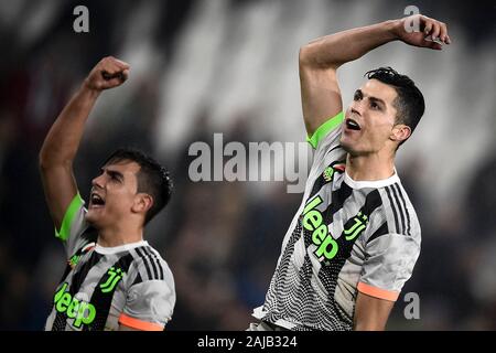 Turin, Italien - 30 Oktober, 2019: Cristiano Ronaldo (R) der FC Juventus und Paulo Dybala von Juventus Turin FC feiern den Sieg am Ende der Serie ein Fußballspiel zwischen Juventus Turin und Genua CFC. FC Juventus gewann 2-1 über Genua CFC. Credit: Nicolò Campo/Alamy leben Nachrichten Stockfoto