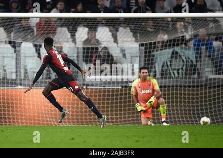 Turin, Italien - 30 Oktober, 2019: Christian Kouame von Genua CFC feiert nach dem Scoring ein Ziel während der Serie ein Fußballspiel zwischen Juventus Turin und Genua CFC. FC Juventus gewann 2-1 über Genua CFC. Credit: Nicolò Campo/Alamy leben Nachrichten Stockfoto