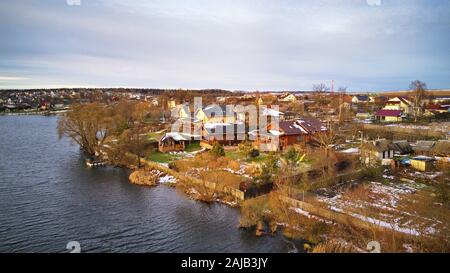 Winter Landschaft. Ort und See mit Schnee bedeckt. Luftaufnahme. Region Minsk, Weißrussland Stockfoto