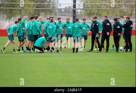 Palma de Mallorca, Spanien. 03 Jan, 2020. Fußball: Bundesliga, Trainingslager SV Werder Bremen auf dem Trainingsplatz der RCD Mallorca. Florian Kohfeldt (4. von rechts), Trainer des SV Werder Bremen, diskutiert mit den Spielern auf dem Spielfeld. Credit: Clara Margais/dpa/Alamy leben Nachrichten Stockfoto