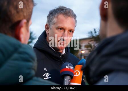 Palma de Mallorca, Spanien. 03 Jan, 2020. Fußball: Bundesliga, Trainingslager SV Werder Bremen auf dem Trainingsplatz der RCD Mallorca. Frank Baumann, Geschäftsführer Sport bei Werder Bremen, gibt Interviews. Credit: Clara Margais/dpa/Alamy leben Nachrichten Stockfoto