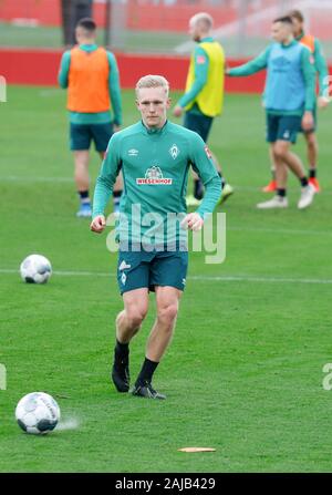 Palma de Mallorca, Spanien. 03 Jan, 2020. Fußball: Bundesliga, Trainingslager SV Werder Bremen auf dem Trainingsplatz der RCD Mallorca. Julian Rieckmann, Spieler des SV Werder Bremen, spielt den Ball. Credit: Clara Margais/dpa/Alamy leben Nachrichten Stockfoto