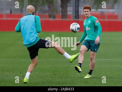 Palma de Mallorca, Spanien. 03 Jan, 2020. Fußball: Bundesliga, Trainingslager SV Werder Bremen auf dem Trainingsplatz der RCD Mallorca. Josh Sargent (r), Spieler des SV Werder Bremen, spielt den Ball. Credit: Clara Margais/dpa/Alamy leben Nachrichten Stockfoto