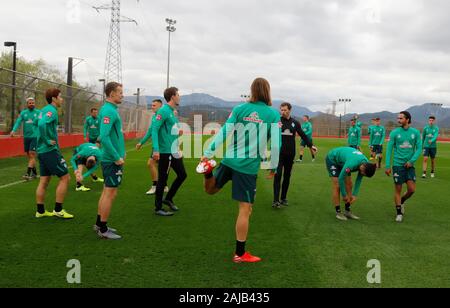 Palma de Mallorca, Spanien. 03 Jan, 2020. Fußball: Bundesliga, Trainingslager SV Werder Bremen auf dem Trainingsplatz der RCD Mallorca. Die Spieler von Werder Bremen aufwärmen. Credit: Clara Margais/dpa/Alamy leben Nachrichten Stockfoto