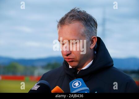 Palma de Mallorca, Spanien. 03 Jan, 2020. Fußball: Bundesliga, Trainingslager SV Werder Bremen auf dem Trainingsplatz der RCD Mallorca. Frank Baumann, Geschäftsführer Sport bei Werder Bremen, gibt Interviews. Credit: Clara Margais/dpa/Alamy leben Nachrichten Stockfoto