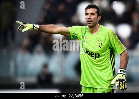 Turin, Italien - 01. Dezember 2019: Gianluigi Buffon von Juventus Turin FC Gesten während der Serie ein Fußballspiel zwischen FC Juventus und US Sassuolo. Das Spiel endete mit einem 2:2. Credit: Nicolò Campo/Alamy leben Nachrichten Stockfoto