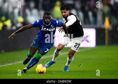 Turin, Italien - 01. Dezember 2019: Jeremie Boga (L) von US Sassuolo wird durch Emre kann der FC Juventus in der Serie A Fußballspiel zwischen FC Juventus und US Sassuolo herausgefordert. Das Spiel endete mit einem 2:2. Credit: Nicolò Campo/Alamy leben Nachrichten Stockfoto