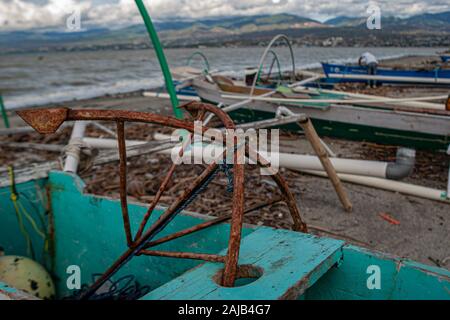 Palu, Indonesien. 03 Jan, 2020. Ein Anker auf einem Fischerboot. hohe Wellen in den Gewässern von Palu Bay gezwungen, Hunderte Fischer im Dorf Lere ihre Boote zu verankern. Nach Palu Meteorologie, Klimatologie und Geophysik (BMKG) die Wellen erreicht zwei Meter bis 3 Meter, als ziemlich gefährlich für die Fischer. Credit: SOPA Images Limited/Alamy leben Nachrichten Stockfoto