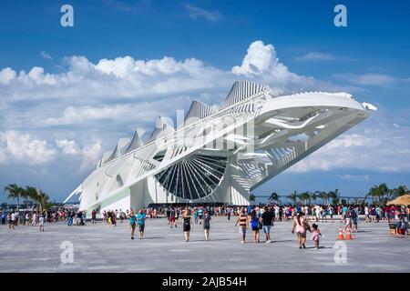 Touristen im Museum von Morgen, entworfen von dem spanischen Architekten Santiago Calatrava in Rio de Janeiro, Brasilien. Stockfoto