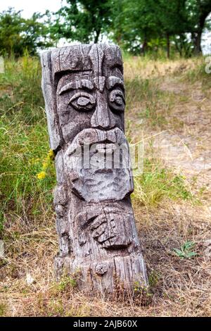 Holz- Idol der slawischen Gott durch einen Weg im Wald. Wald im Hintergrund. Stockfoto