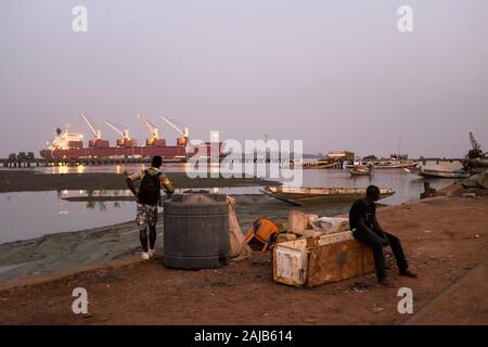 Bissau, Republik Guinea-Bissau - 11. Februar 2018: Die Menschen in den Hafen der Stadt Bissau, Guinea-Bissau, West Afrika. Stockfoto