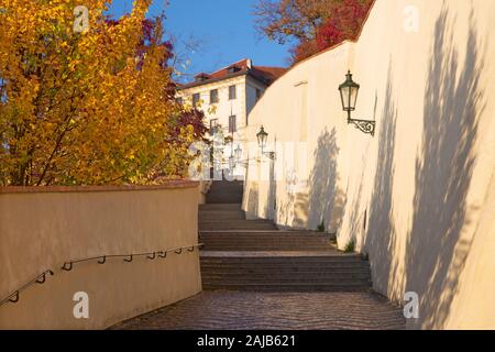 Prag - Zámecký schody (New Castle - Treppen) im Herbst. Stockfoto