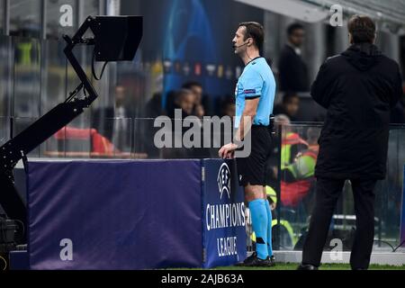 Mailand, Italien - 06. November 2019: Schiedsrichter Aleksei Kulbakov Kontrollen VAR während der UEFA Champions League Fußballspiel zwischen Atalanta BC und Manchester City FC. Das Match endete mit einem 1-1 Unentschieden. Credit: Nicolò Campo/Alamy leben Nachrichten Stockfoto