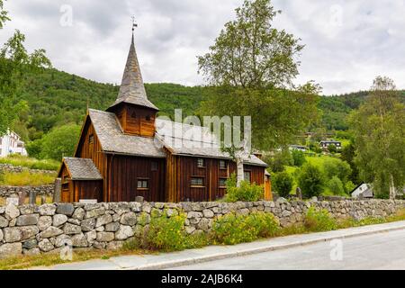 Alte Fei gamle Kirche (Hol Gamle kyrkje) alomg th Straße in Fei auf der Insel Vestvagoy in Nordland County, Norwegen Stockfoto