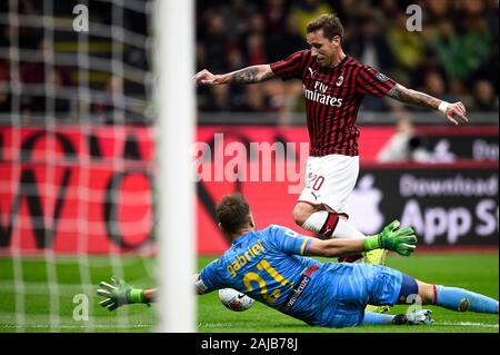 Mailand, Italien - 20 Oktober, 2019: Lucas Biglia von AC Mailand konkurriert für die Kugel mit Gabriel von US Lecce während der Serie ein Fußballspiel zwischen AC Mailand und US Lecce. Das Spiel endete mit einem 2:2. Credit: Nicolò Campo/Alamy leben Nachrichten Stockfoto