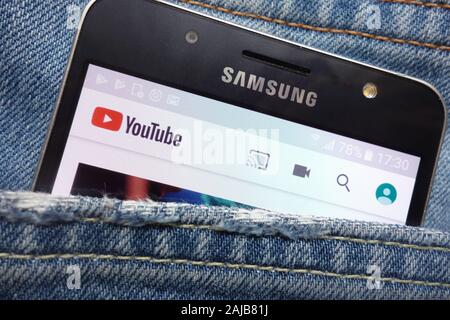 Youtube Website auf Samsung Smartphone in Jeans Tasche versteckt angezeigt Stockfoto