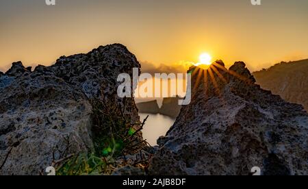 Felsige Landschaft bei Sonnenaufgang auf Mallorca Stockfoto