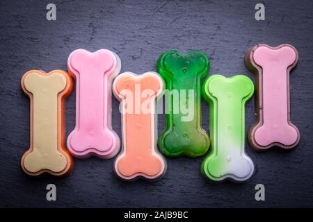 Süße bunte Knochen auf dunklen dunklen Hintergrund Stockfoto