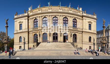 Prag, tschechische Republik - 14. Oktober 2018: Die Fassade der Rudolfinum Concert Hall. Stockfoto