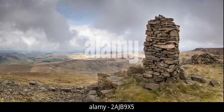 Auchope Cairn und Windschutz, Aussichtspunkt auf dem Weg auf dem Cheviot-Hügel im Herzen von Northumberland, und Überreste eines abgestürzten Flugzeugs. Stockfoto