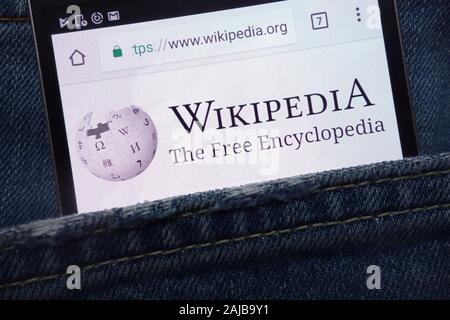 Wikipedia Website angezeigt auf dem Smartphone in Jeans Tasche versteckt Stockfoto