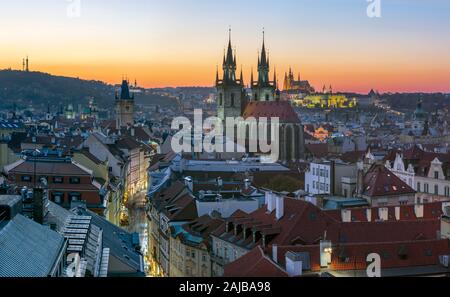 Prag - die Stadt mit der Kirche der Muttergottes vor dem Teyn und Schloss mit dem Dom im Hintergrund in der Abenddämmerung. Stockfoto