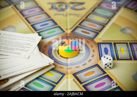 Woodbridge, New Jersey - Januar 3, 2020: eine Detailansicht der klassischen Familie Brettspiel, Trivial Pursuit. Diese spezielle Version ist der 20. Jahrestag Ed Stockfoto