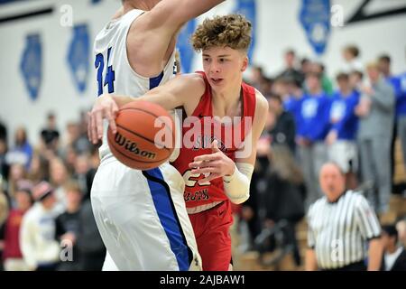 Player versucht die Kontrolle über den Ball unter den Korb zu pflegen, während die Kontaktaufnahme mit einem verteidigenden Gegner. USA. Stockfoto