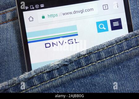 DNV GL Website angezeigt auf dem Smartphone in Jeans Tasche versteckt Stockfoto