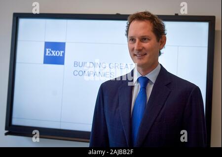 Turin, Italien - 21 November 2019: John Elkann, Vorsitzender und CEO von Exor und Vorsitzender von Fiat Chrysler Automobile, posiert für ein Foto vor ein Investor-Veranstaltung. John Elkann erklärte Reportern, dass die Fusion mit dem französischen Automobilhersteller PSA Peugeot wird nicht durch ein General Motors Prozeß betroffen sein. Credit: Nicolò Campo/Alamy leben Nachrichten Stockfoto