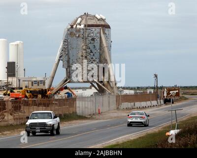 Brownsville, TX, USA-30 Dez 2019 - Elon Musk von SpaceX Startplatz, gelegen an der Spitze der SouthTexas. Versucht, Teile aus dem Raumschiff Mk 1 Prototyp, die ursprünglich als diejenige, die für die höhenlage Test fliegen würden, positioniert wurde, zu retten, aber es wehte den oberen während der Prüfung im November 2019. CEO Elon Musk entschieden, Mk1 Schrott und zu Starship SN1 bewegen. Foto von Mk 1 von SpaceX. Stockfoto