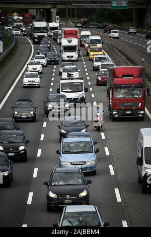 Turin, Italien - 05 August, 2019: Die Autos werden auf der Ringstraße von Turin in die Warteschlange eingereiht. Medien berichteten, dass etwa 23,8 Millionen Italiener im Urlaub wird im August 2019 gehen, der zunehmende Verkehr auf Autobahnen besonders an den Wochenenden. Credit: Nicolò Campo/Alamy leben Nachrichten Stockfoto