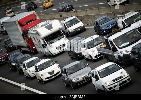 Turin, Italien - 05 August, 2019: Die Autos werden auf der Ringstraße von Turin in die Warteschlange eingereiht. Medien berichteten, dass etwa 23,8 Millionen Italiener im Urlaub wird im August 2019 gehen, der zunehmende Verkehr auf Autobahnen besonders an den Wochenenden. Credit: Nicolò Campo/Alamy leben Nachrichten Stockfoto