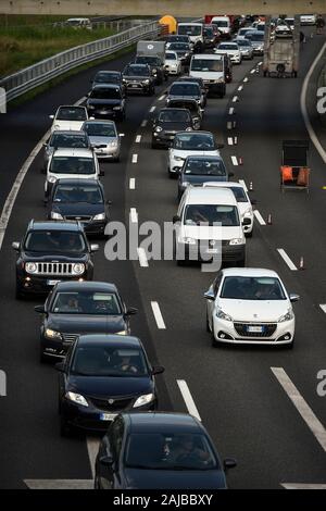 Turin, Italien - 05 August, 2019: Die Autos werden auf der Ringstraße von Turin in die Warteschlange eingereiht. Medien berichteten, dass etwa 23,8 Millionen Italiener im Urlaub wird im August 2019 gehen, der zunehmende Verkehr auf Autobahnen besonders an den Wochenenden. Credit: Nicolò Campo/Alamy leben Nachrichten Stockfoto