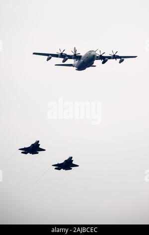 Turin, Italien, 04. September 2019: Eine Lockheed Martin C-130J Super Hercules und zwei Lockheed Martin F-35 Lightning II direkt während der militärischen Luftfahrt Ausbildung ausüben. Die Lockheed Martin C-130J Super Herkules ist eine vier-engine Turboprop Military Transport Aircraft, die Lockheed Martin F-35 Lightning II ist ein 4096 multirole Fighter. Credit: Nicolò Campo/Alamy leben Nachrichten Stockfoto