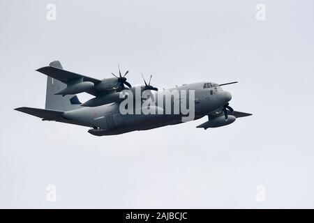 Turin, Italien, 04. September 2019: Eine Lockheed Martin C-130J Hercules Super fliegt bei einer militärischen Luftfahrt Ausbildung ausüben. Die Lockheed Martin C-130J Super Herkules ist eine vier-engine Turboprop Military Transport Aircraft. Credit: Nicolò Campo/Alamy leben Nachrichten Stockfoto