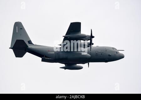 Turin, Italien, 04. September 2019: Eine Lockheed Martin C-130J Hercules Super fliegt bei einer militärischen Luftfahrt Ausbildung ausüben. Die Lockheed Martin C-130J Super Herkules ist eine vier-engine Turboprop Military Transport Aircraft. Credit: Nicolò Campo/Alamy leben Nachrichten Stockfoto