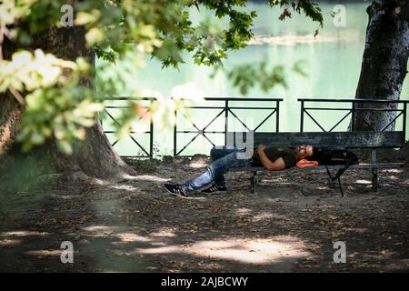 Turin, Italien - 24 Juli, 2019: Ein Mann schläft im Schatten unter einem Baum. Eine übermäßige Heizung Hinweis ist in 13 italienischen Städten benannt worden. Credit: Nicolò Campo/Alamy leben Nachrichten Stockfoto