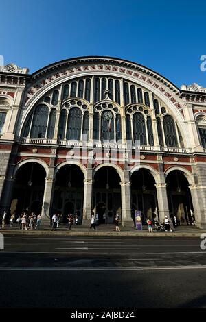 Turin, Italien - 24 Juli, 2019: Blick auf den Bahnhof Torino Porta Nuova. Am 24. Juli 2019 Italienische Gewerkschaften einen Streik, die Auswirkungen auf den öffentlichen Verkehr einschließlich Züge, Taxis, U-Bahnen, Busse und Straßenbahnen. Am 26. Juli den Protest auf Flughäfen zu erwarten ist, mit der nationalen Fluggesellschaft Alitalia Personal und anderen Flughafen Arbeitnehmer staging Streiks. Credit: Nicolò Campo/Alamy leben Nachrichten Stockfoto