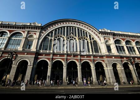 Turin, Italien - 24 Juli, 2019: Blick auf den Bahnhof Torino Porta Nuova. Am 24. Juli 2019 Italienische Gewerkschaften einen Streik, die Auswirkungen auf den öffentlichen Verkehr einschließlich Züge, Taxis, U-Bahnen, Busse und Straßenbahnen. Am 26. Juli den Protest auf Flughäfen zu erwarten ist, mit der nationalen Fluggesellschaft Alitalia Personal und anderen Flughafen Arbeitnehmer staging Streiks. Credit: Nicolò Campo/Alamy leben Nachrichten Stockfoto