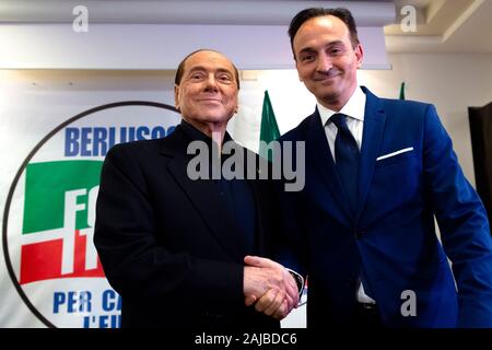 Turin, Italien, 23. Mai, 2019: Silvio Berlusconi (L) rüttelt Hände mit Alberto Cirio, Forza Italia Kandidat für die Region Piemont, vor einer Pressekonferenz in Turin für den Wahlkampf für die Wahlen zum Europäischen Parlament. Credit: Nicolò Campo/Alamy leben Nachrichten Stockfoto